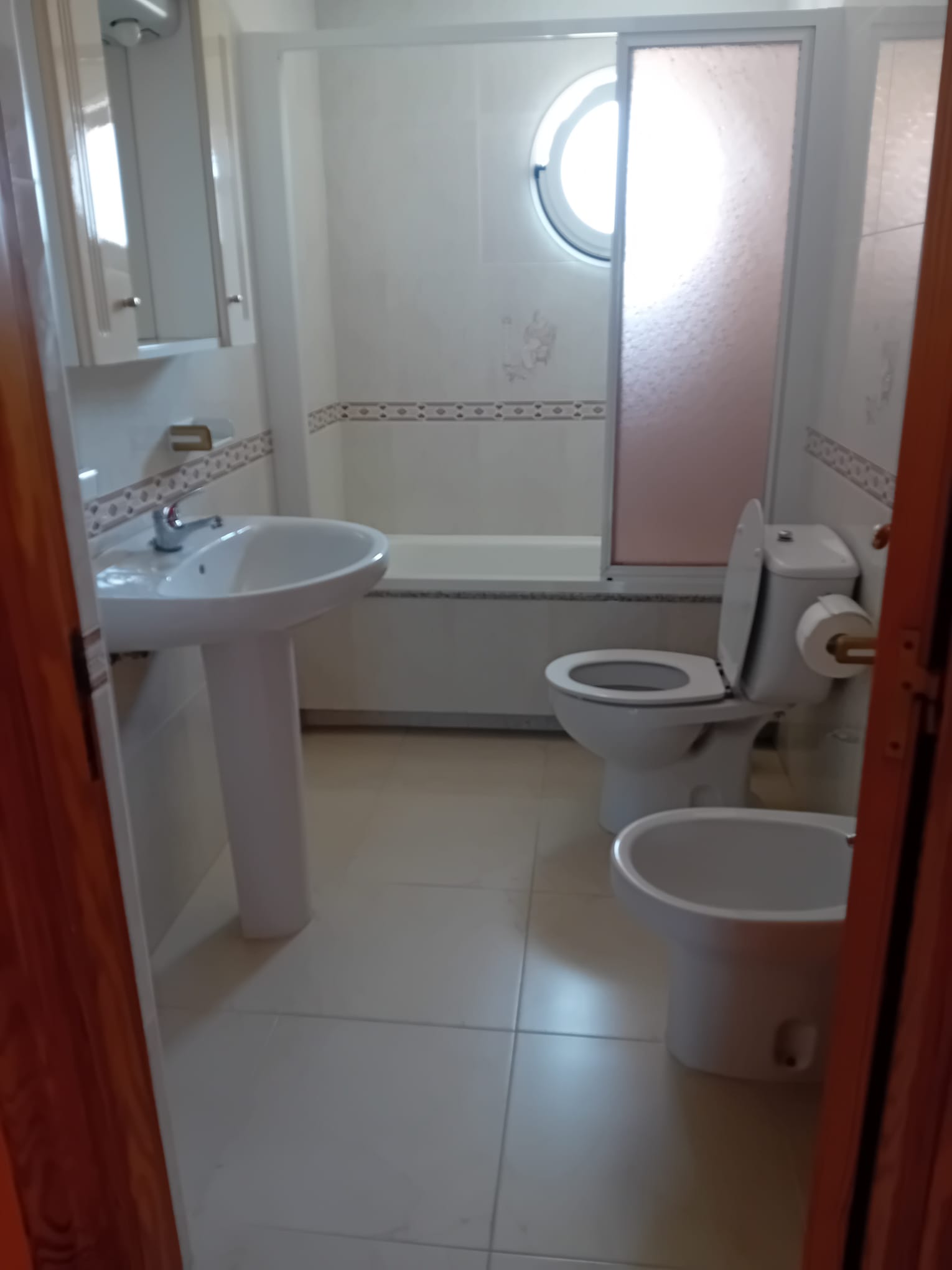 Baño de otro apartamento grande